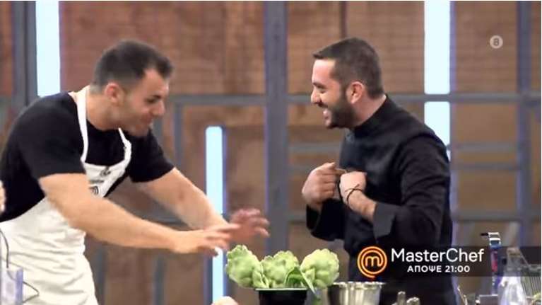 MasterChef: Ο Δημήτρης Μπέλλος απαντάει σε mean tweets και κατακεραυνώνει τον Ηλία