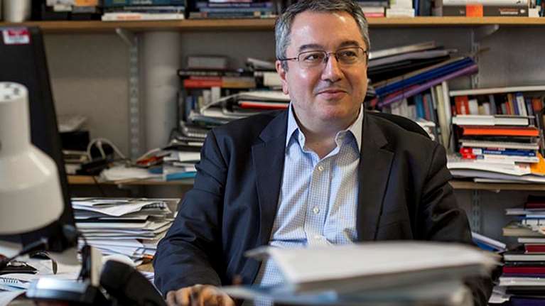 Μόσιαλος: Tο εμβόλιο της Pfizer προσφέρει προστασία και στις νέες παραλλαγές