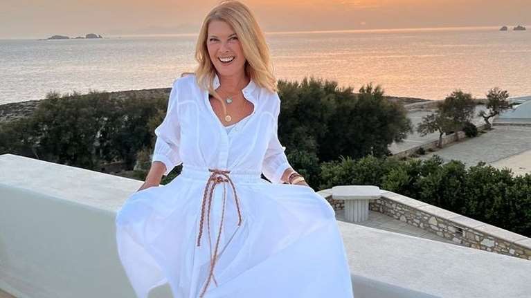 "Εγώ θα μπω": Η Σοφία Αλιμπέρτη με εμπριμέ ολόσωμο μαγιό στη θάλασσα