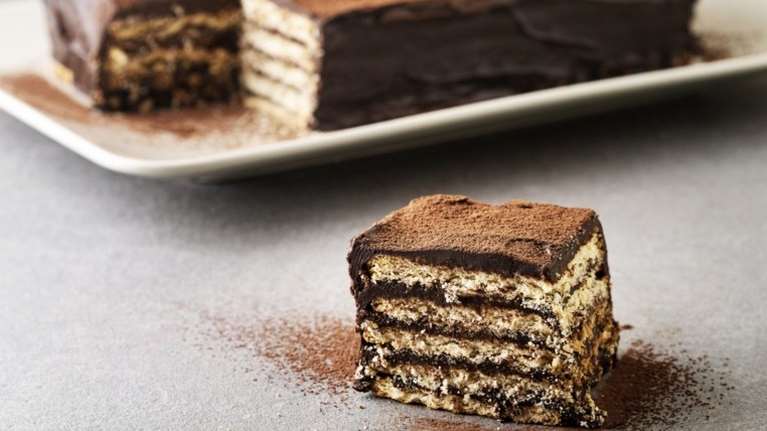 Συνταγή για κλασικό γλυκό ψυγείου με μπισκότα - Πανεύκολο και πεντανόστιμο