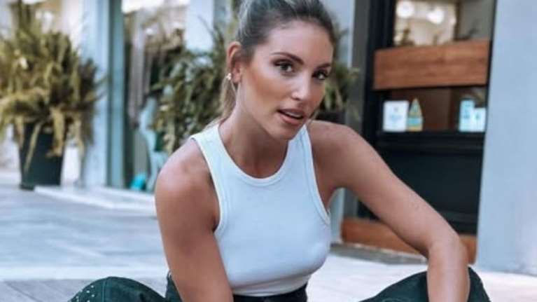 Η Αθηνά Οικονομάκου συνοδεύει την κόρη της Σιέννα στο σχολείο της