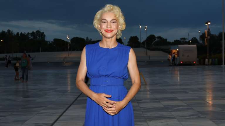 Ολική επαναφορά | Η Γιούλικα Σκαφιδά με νέο λουκ, ενάμιση μήνα μετά τη γέννηση του γιου της