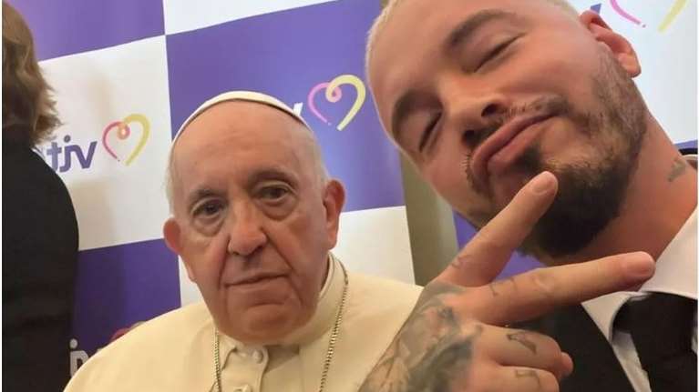 J Balvin: Ο πρίγκιπας της ρεγκετόν μουσικής έβγαλε selfie με τον...Πάπα [Εικόνες]
