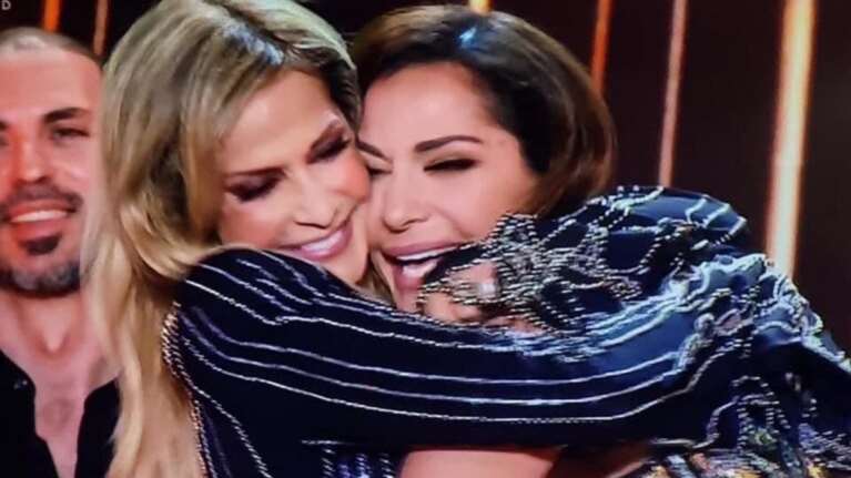 Η Δέσποινα Βανδή εμφανίστηκε με ρούχο της Σοφίας Καρβέλα που έχει φορέσει και η Άννα Βίσση