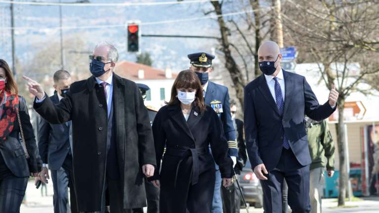 Στα Διαπόντια νησιά η Κατερίνα Σακελλαροπούλου: Εμβολιάζονται οι κάτοικοι σε Οθωνούς και Ερείκουσα