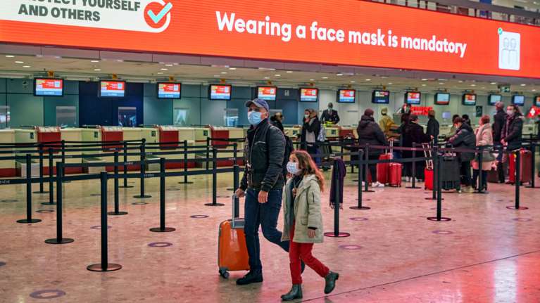 Μετάλλαξη κορονοϊού: Ο πλανήτης βάζει σε καραντίνα τη Βρετανία -  Χάος στην τροφοδοσία φοβάται ο Τζόνσον