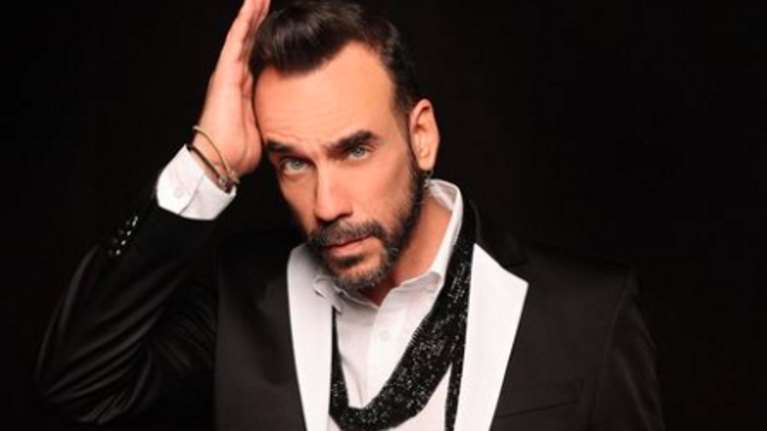 Ο Πάνος Μουζουράκης παντρεύεται στην Αίγινα - Αυτή είναι η αναγγελία του γάμου του