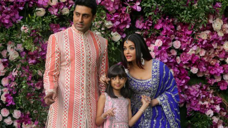 Διάσημη ηθοποιός του Μπόλιγουντ και πρώην Μις Κόσμος νοσηλεύεται με κορονοϊό - Μαζί και η κόρη της