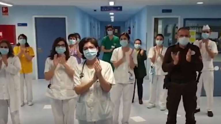 Κορονοϊός: Το συγκινητικό ευχαριστώ των γιατρών της Μαδρίτης [βίντεο]