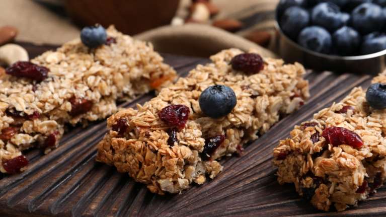Συνταγή: Πολύ εύκολες και light μπάρες δημητριακών χωρίς βούτυρο και ζάχαρη