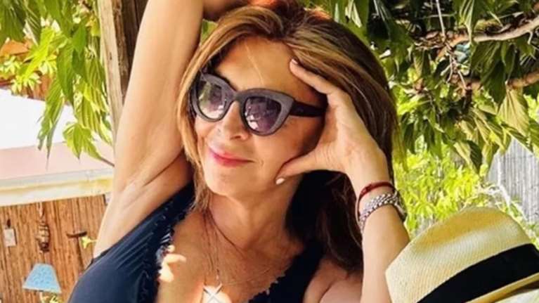 Μιμή Ντενίση: Με ολόσωμο μαγιό στο ηλιοβασίλεμα