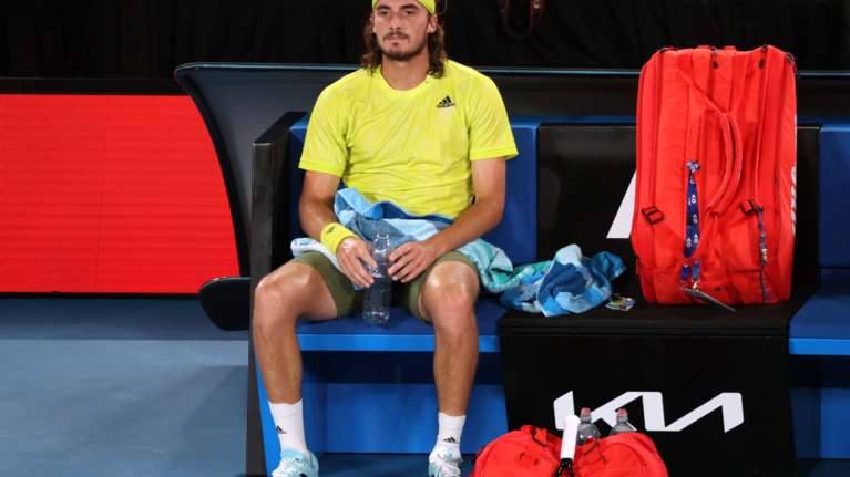 Ξέσπασε ο Στέφανος Τσιτσιπάς και πέταξε μπουκάλι με νερό - Η αντίδραση του Μεντβέντεφ [Βίντεο]