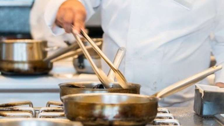 Το Ηνωμένο Βασίλειο ψάχνει σεφ - Τι κρατάει έναν εργαζόμενο σε μια επιχείρηση εστίασης;