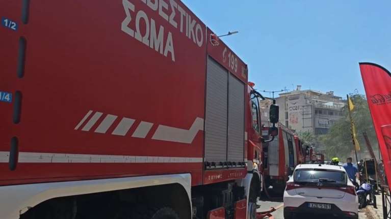 Αθήνα: Φωτιά σε υπόγειο καταστήματος με ελαστικά - Διακοπή κυκλοφορίας στη Μιχαλακοπούλου [βίντεο]