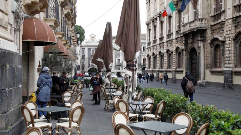 Ιταλία: 2.086 νέα κρούσματα 323 άνθρωποι έχασαν τη ζωή τους από τον κορονοϊό