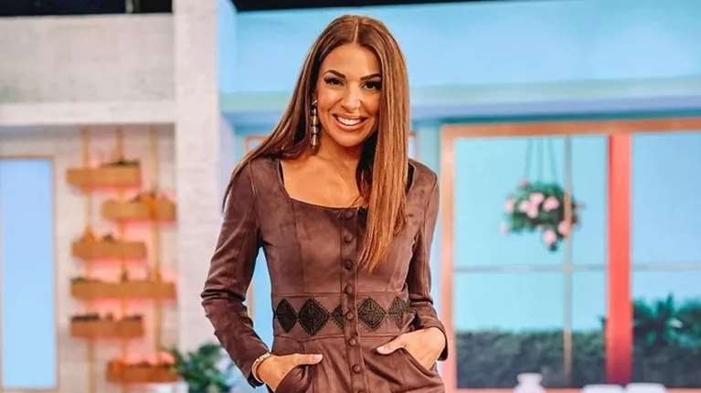 Η Ελένη Χατζίδου δείχνει ακομπλεξάριστα πώς βάζει την περούκα που φορά καθημερινά στην εκπομπή της