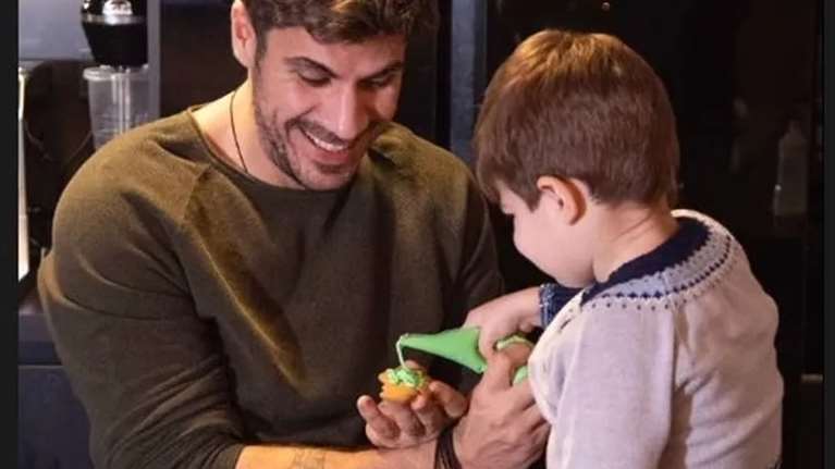 Άκης Πετρετζίκης: Φτιάχνει gingerbread cookies με τον Αχιλλέα στην κουζίνα του σπιτιού τους