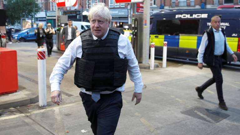 Μπόρις...&quot;Κάλαχαν&quot;: Ντου Τζόνσον μαζί με τη Δίωξη Ναρκωτικών σε σπίτι Τζαμαϊκανού στο Λονδίνο [Εικόνες]