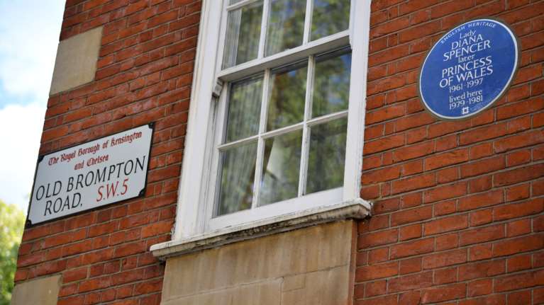 &quot;Εδώ έζησε η Νταϊάνα&quot;: Τιμητική πλακέτα στο διαμέρισμα που έζησε πριν παντρευτεί τον Κάρολο [Εικόνες]