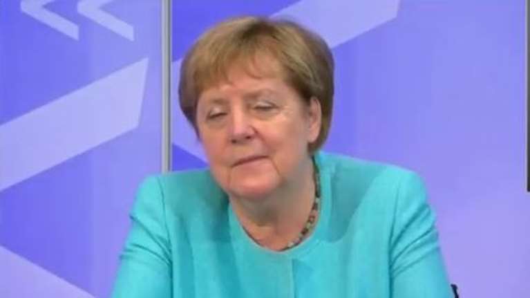 Viral η Άνγκελα Μέρκελ: Η καγκελάριος &quot;κλέβει έναν υπνάκο&quot; σε τηλεδιάσκεψη [Βίντεο]