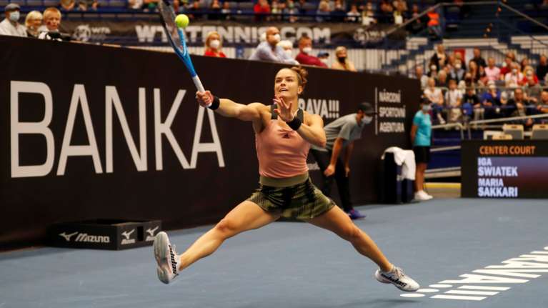 Μαρία Σάκκαρη: Ξεκίνημα με το... αριστερό στον τελικό του τουρνουά τένις της Οστράβα - Πίσω στα σετ με την Κόντραβεϊκ