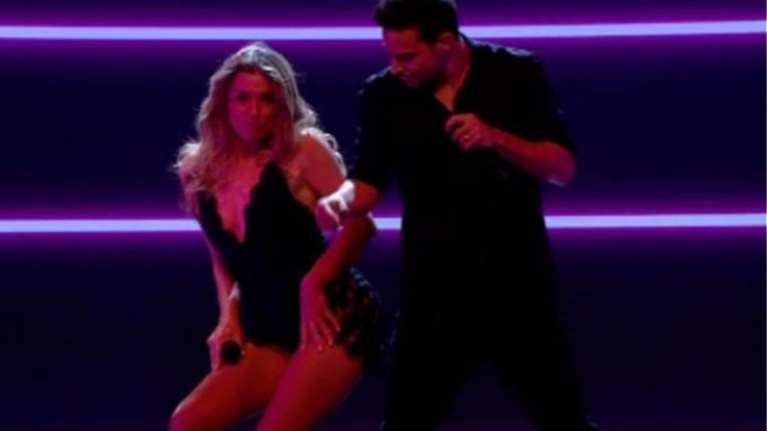 Just the 2 of us: Η σέξι εμφάνιση της Έρρικας Πρεζεράκου στον τελικό που προκάλεσε... ταραχή [Βίντεο]