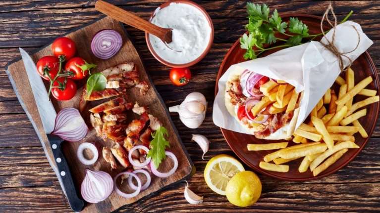 Αφιέρωμα Σουβλάκι: Τα σουβλατζίδικα της Αθήνας και όχι μόνο που τιμούν το εθνικό μας street food