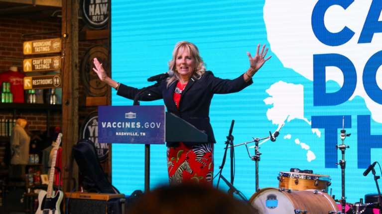 Αρνητές των εμβολίων αποδοκίμασαν την Τζιλ Μπάιντεν - Αποστομωτική η απάντηση της Πρώτης Κυρίας των ΗΠΑ [Βίντεο]