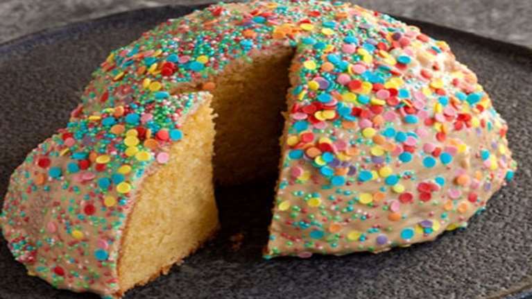 Ακης Πετρετζίκης: Συνταγή για κέικ με μαγικό γλάσο - Θα ξετρελαθείτε