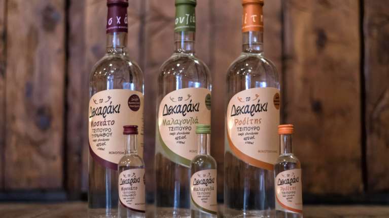 Δαμάσι Τυρνάβου: Η οικογένεια Μονοποικιλιακών Αποσταγμάτων Δεκαράκι παραμένει κοντά στους πληγέντες