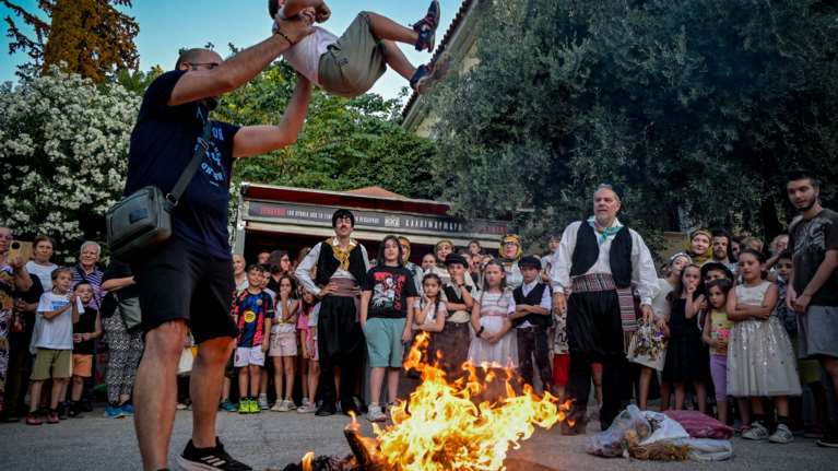 Γιορτάστηκε και φέτος ο Κλήδονας - &quot;Διονυσιακές&quot; εικόνες με φωτιές, ζουρνάδες και χορούς [εικόνες - βίντεο]