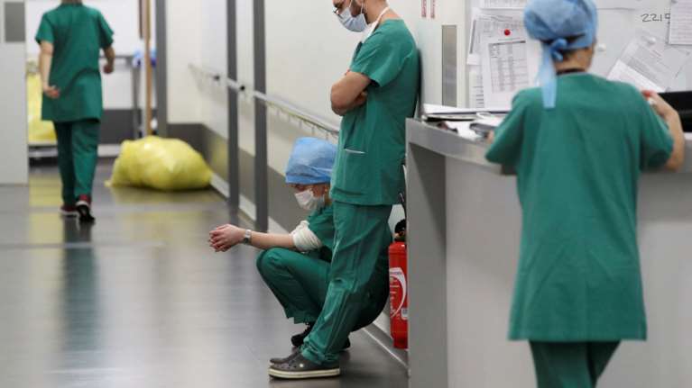 Νέο οικογενειακό δράμα στη Λαμία: Ζευγάρι ανεμβολίαστων πέθανε από κορονοϊό και άφησε ορφανά τρία παιδιά