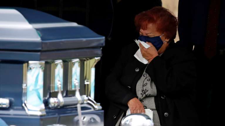 Κορονοϊός: Ενας άνθρωπος πεθαίνει κάθε 16 δευτερόλεπτα...- Πατέρες, μητέρες, σύζυγοι και αδελφοί