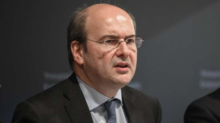 Έκπληξη: Ο Χατζηδάκης υλοποιεί το αίτημα του ΚΚΕ για την αποζημίωση των εργατοτεχνιτών