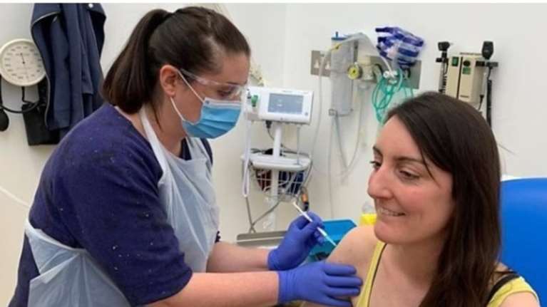 Κορονοϊός - Μόσιαλος: Εγινε στην Οξφόρδη η πρώτη δοκιμή εμβολίου στην Ευρώπη [βίντεο]