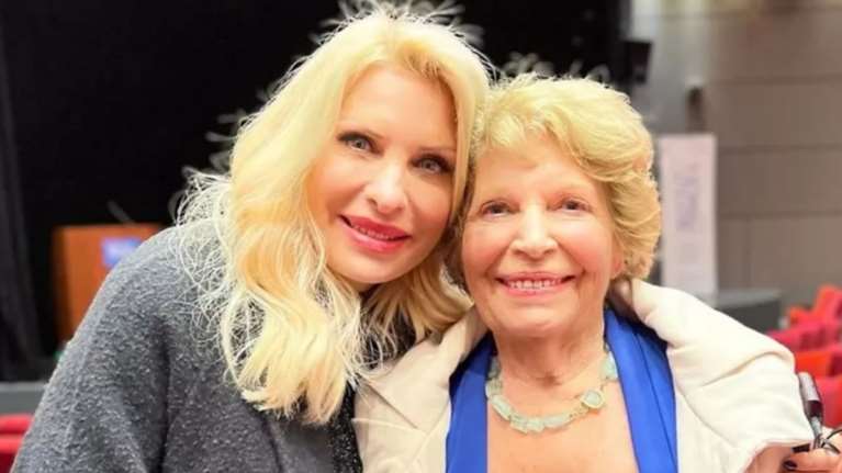 Η θεία της Ελένης Μενεγάκη για πρώτη φορά on camera: Η σπάνια αναφορά στον πατέρα της παρουσιάστριας