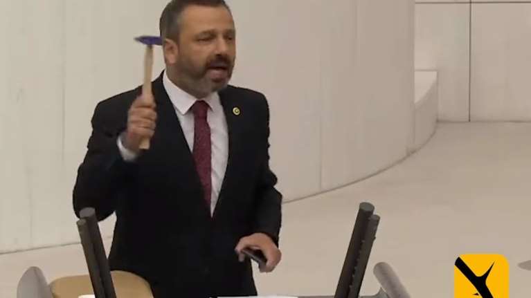 Απίστευτες σκηνές στην τουρκική Βουλή: Βουλευτής σπάει το κινητό του με σφυρί - Τι συνέβη [Βίντεο]