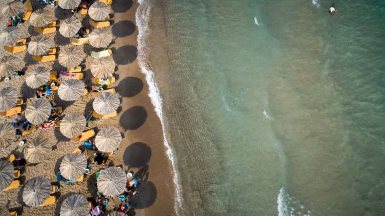 Οι πιο εξωφρενικές τιμές για ξαπλώστρες σε παραλίες της Αττικής - Το &quot;απογείωσαν&quot; στη Βουλιαγμένη, 220 ευρώ το άτομο