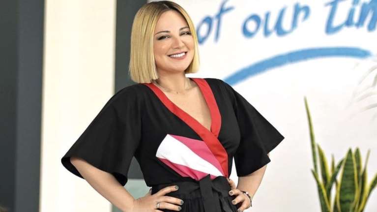 Η Νάνσυ Ζαμπέτογλου φόρεσε την πιο πρακτική φούστα από το Mango και κοστίζει μόλις 30 ευρώ