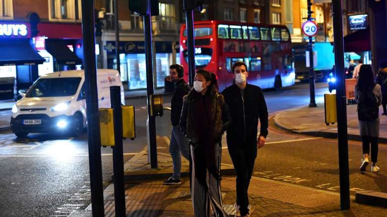 Ετοιμη για επανεκκίνηση η Βρετανία - 647 οι νεκροί το 24ωρο - &quot;Περάσαμε την κορύφωση&quot; λέει ο Τζόνσον