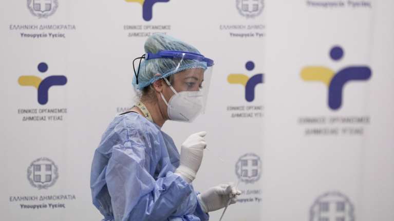 Μετάλλαξη Ομικρον: &quot;Δεδομένο το νέο πανδημικό κύμα μετά τις γιορτές&quot; – Ρεβεγιόν με αναμνηστική δόση και τεστ