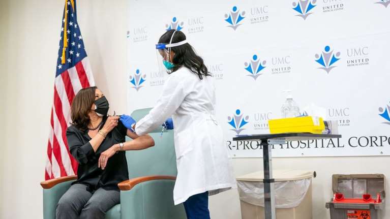 Εμβολιάστηκε η Κάμαλα Χάρις: "Ούτε που το αισθάνθηκα"