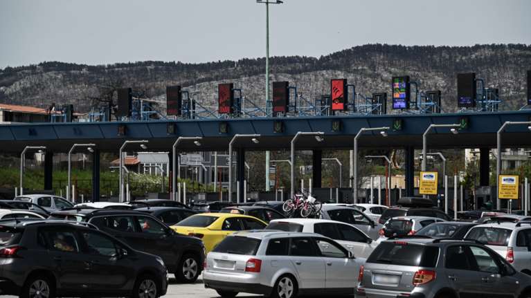 Εξοδος Αγίου Πνεύματος: Τα σημεία  που σημειώνονται μεγάλες καθυστερήσεις  - Ιδιαίτερα αυξημένη η κίνηση στις κεντρικές αρτηρίες