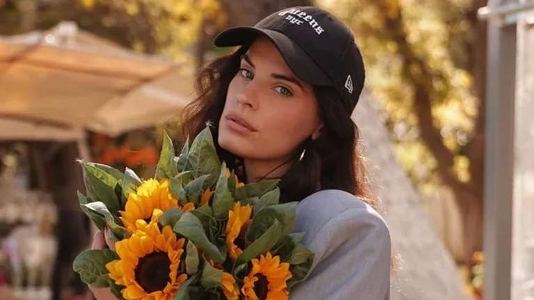 Η Χριστίνα Μπόμπα φοράει το κατακόκκινο μπικίνι της και ποζάρει χωρίς φίλτρα και ρετούς, δείχνοντάς μας το πραγματικό, υπέροχο σώμα της