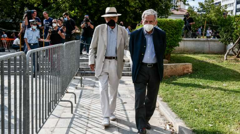 Μίκης Θεοδωράκης: Ο τελευταίος συγκινητικός αποχαιρετισμός από τον Κώστα Γαβρά και τον Βασίλη Βασιλικό [Εικόνες]