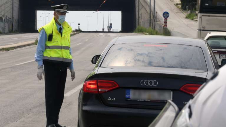 323 παραβάσεις για άσκοπες μετακινήσεις μέχρι τις 15.00 του Μ.Σαββάτου