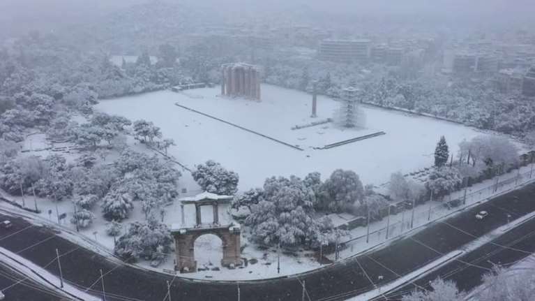 Η Αττική στα λευκά από την Ακρόπολη έως το Φάληρο - Εντυπωσιακές εικόνες από drone [Νέο βίντεο]