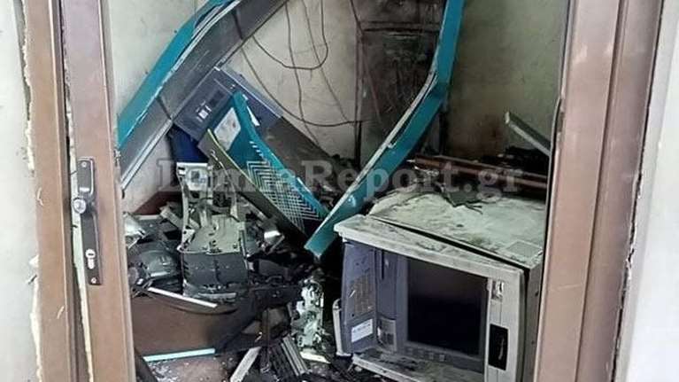 Επιδρομή τα ξημερώματα στη ΛΑΡΚΟ- Ληστές ακινητοποίησαν τον φρουρό, ανατίναξαν το ΑΤΜ [εικόνες]