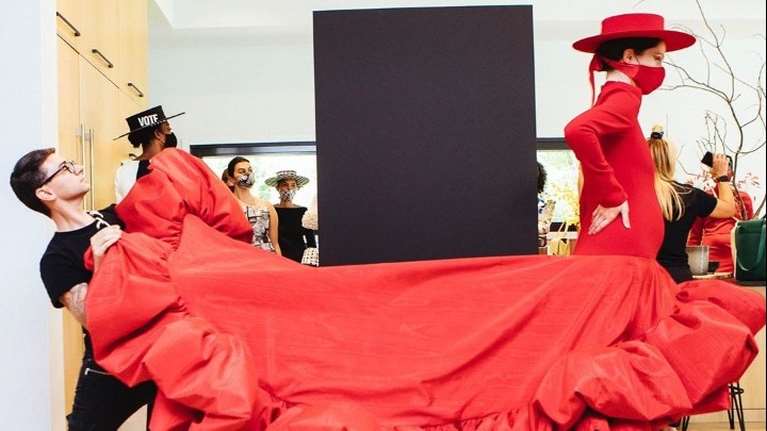 Η Coco Rocha στην πισίνα με.... ογκώδες κόκκινο βραδινό φόρεμα [βίντεο]