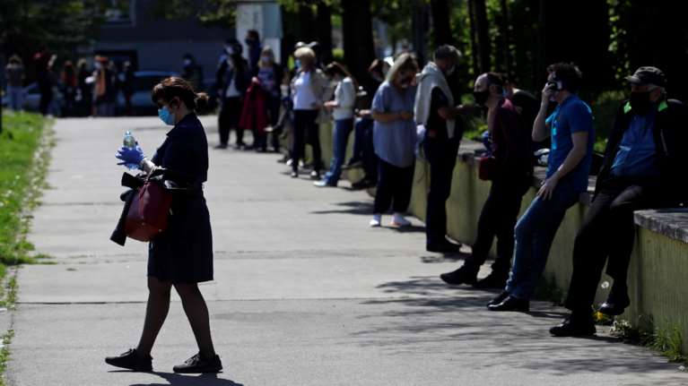 Ουρές σχηματίζουν οι Τσέχοι για να υποβληθούν σε διαγνωστικά τεστ για τον νέο κορονοϊό
